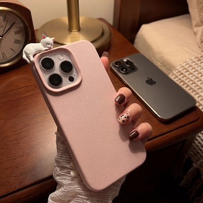 Coque antichoc rose dans la main